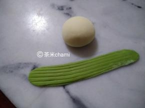 绿面团翻个面，切线那一面朝下。