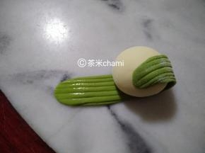 绿面片抹水，左右交叉贴好。