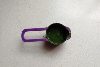 先做抹茶蛋糕底：抹茶粉加20克热水化开。