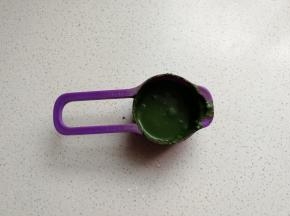 先做抹茶蛋糕底：抹茶粉加20克热水化开。
