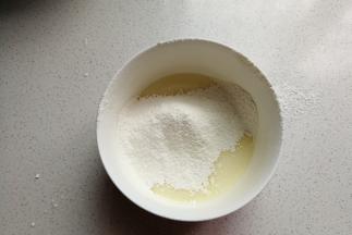 然后筛入低筋面粉，继续用手动打蛋器搅拌均匀至无干粉状态。