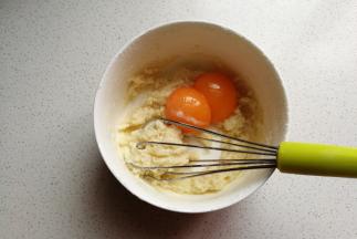 然后加入两颗蛋黄继续搅打均匀。