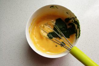 再加入融化好的抹茶粉。