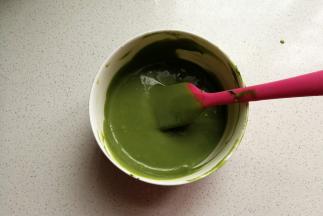 翻拌成均匀的抹茶蛋黄糊。