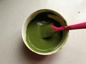 翻拌成均匀的抹茶蛋黄糊。