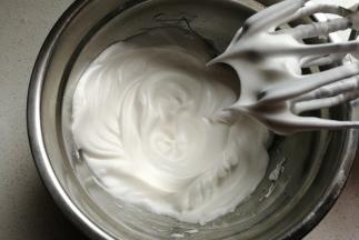 蛋清分次加入白糖和少许柠檬汁，打发至硬性发泡状态。