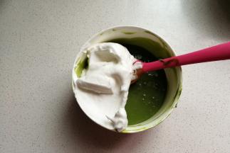 再把打发好的蛋白霜取1/3到抹茶蛋黄糊中翻拌均匀。