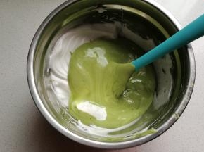 再把拌好的抹茶蛋黄糊，全部倒入到剩下的蛋白霜中继续翻拌均匀。