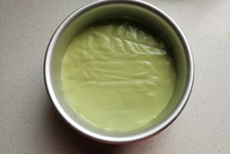 拌好的抹茶蛋糕糊倒入模具中，放入预热好的烤箱中层上下火150~160度烤约40-50分钟左右。