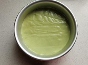 拌好的抹茶蛋糕糊倒入模具中，放入预热好的烤箱中层上下火150~160度烤约40-50分钟左右。