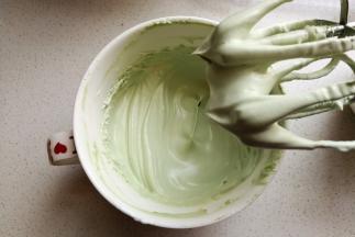 接下来再来做抹茶慕斯糊：淡奶油加少许白糖和适量抹茶粉，打发至八成发待用。