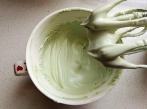 接下来再来做抹茶慕斯糊：淡奶油加少许白糖和适量抹茶粉，打发至八成发待用。
