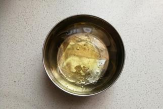 吉利丁片先用冷水泡软。