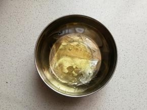 吉利丁片先用冷水泡软。