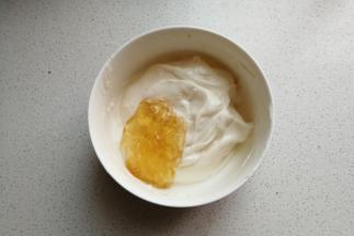 然后把泡软的吉利丁片捞起放入酸奶中，放入微波炉加热十秒，接着把吉利丁片和酸奶搅拌至彻底融合。