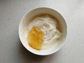 然后把泡软的吉利丁片捞起放入酸奶中，放入微波炉加热十秒，接着把吉利丁片和酸奶搅拌至彻底融合。