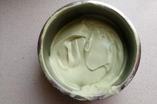 再把酸奶倒入淡奶油中翻拌混合均匀。