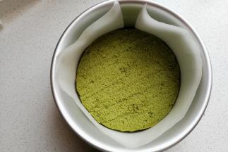 先取一片蛋糕片放入6寸戚风蛋糕模具中，可以用油纸围也有助脱模。