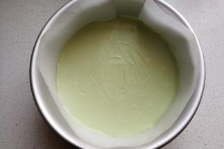 抹茶慕斯糊凝固后从冰箱取出来。