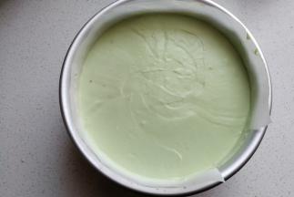 我们把冷藏好的抹茶慕斯蛋糕取出来脱模。