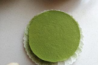 然后筛上一层抹茶粉。