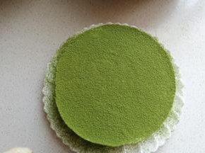 然后筛上一层抹茶粉。