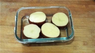 放入容器内蒸熟（微波打熟也可以）