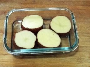 放入容器内蒸熟（微波打熟也可以）
