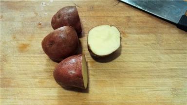 切开（大个土豆可一切为二，准备二个土豆就可以啦。我用的土豆小，四个去除上边）