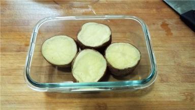 取出蒸熟的土豆