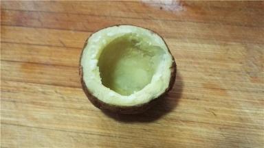 把土豆内部挖成碗状，留0.5-1cm的边，撒一层薄薄的盐让土豆入味