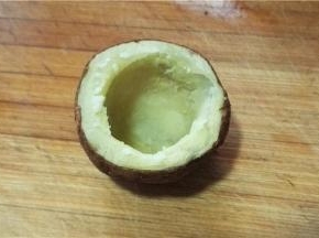 把土豆内部挖成碗状，留0.5-1cm的边，撒一层薄薄的盐让土豆入味