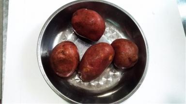 将红皮土豆洗净