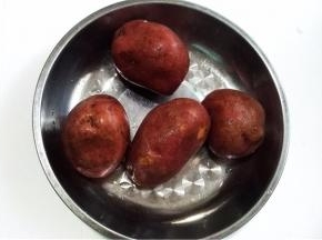 将红皮土豆洗净