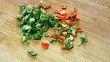 将青红椒切粒备用