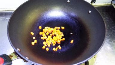 锅中放少许油，将胡萝卜丁放入煸炒