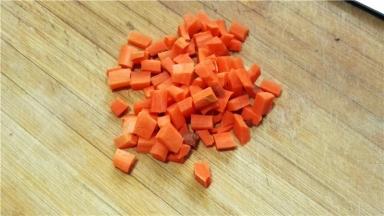 胡萝卜切粒备用