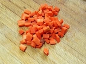 胡萝卜切粒备用