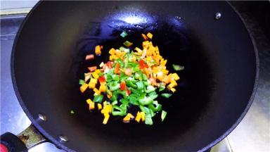 加入青红椒煸炒