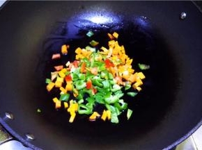 加入青红椒煸炒