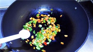 加入少许盐炒匀关火