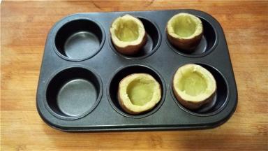 挖好的碗放在模具中，防止烤制的时候倾斜馅料流出。