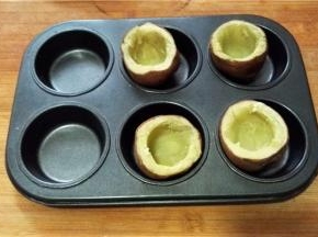 挖好的碗放在模具中，防止烤制的时候倾斜馅料流出。