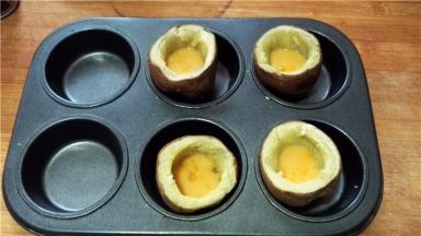 将蛋液放入（如果是大土豆可以直接将鸡蛋磕入，或者有鹌鹑蛋也可直接磕入），上面薄薄撒一层盐