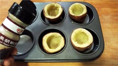 土豆底部撒上少许盐和黑胡椒粉