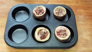 撒上披萨草和罗勒叶