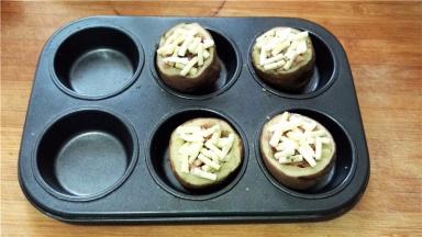 再撒一层马苏里拉奶酪碎