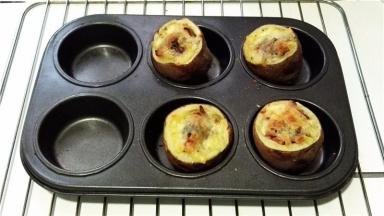 190度上下火，烤20分钟左右奶酪表面出现黄点即可