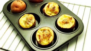 烤好的土豆碗乘热吃口味最佳。