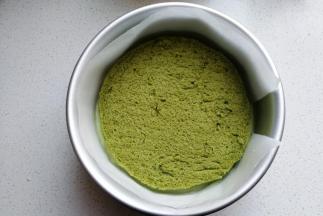 再继续放上第二层蛋糕片。